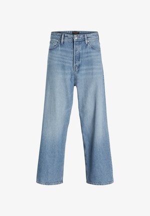 Jean large bleu clair en denim, avec une taille haute, un design classique à cinq poches, et une fermeture à bouton avec zip.