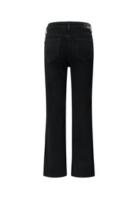 Fekete farmernadrág, amelynek szárkialakítása harang formájú, közepes derékkal, két hátsó zsebbel és sima textúrával rendelkezik. Az anyag enyhe rugalmasságot mutat.