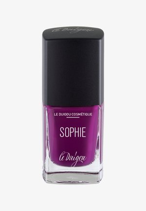 Lila Nagellack in einer klaren Glasflasche. Der Deckel ist schwarz mit geprägt aufgedrucktem Logotext. Das Etikett zeigt "SOPHIE" und "le Duigou cosmétique."