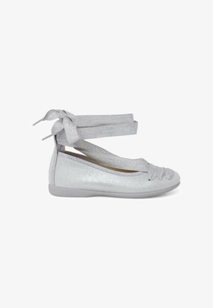 Ballerines en paillettes argentées avec un bout arrondi, ornées d'accents tressés et de rubans à la cheville pour un maintien sécurisé. Texture lisse et brillante.
