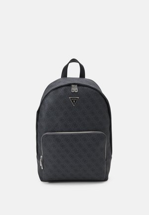 Zwarte stoffen rugzak met een subtiel monogrampatroon, voorvak met rits, zilverkleurige hardware en een handvat aan de bovenkant om te dragen.