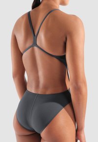 Mörkgrå badkläder med racerback-design och högmidjade bottnar, tillverkade av mjukt, stretchigt tyg med minimala sömmar.