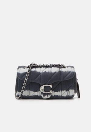 Petit sac à bandoulière matelassé en cuir tie-dye noir et blanc avec une chaîne argentée et un fermoir "C" argenté.