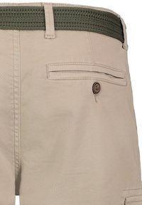 Beige Shorts mit einem strukturierten, grünen gewebten Gürtel. Merkmale sind eine hintere Tasche mit Knopf und ein gerader Beinansatz. Leichter Stoff.