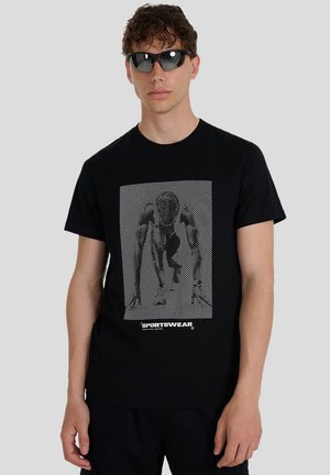 - T-shirt z nadrukiem