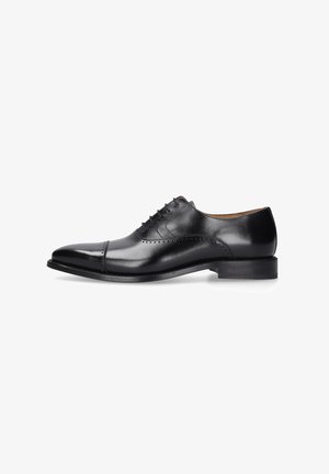 Chaussure habillée en cuir noir avec un bout arrondi, un laçage à l'avant, des perforations décoratives et un petit talon. Fini lisse avec un minimum de détails.