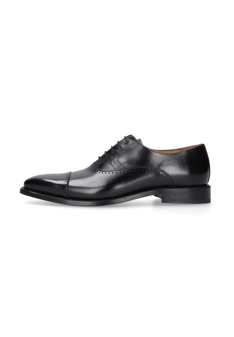 Schwarze Leder-Halbschuhe mit runder Zehenform, Schnürung, dekorativen Perforationen und niedrigem Absatz. Glatte Oberfläche mit minimalen Details.