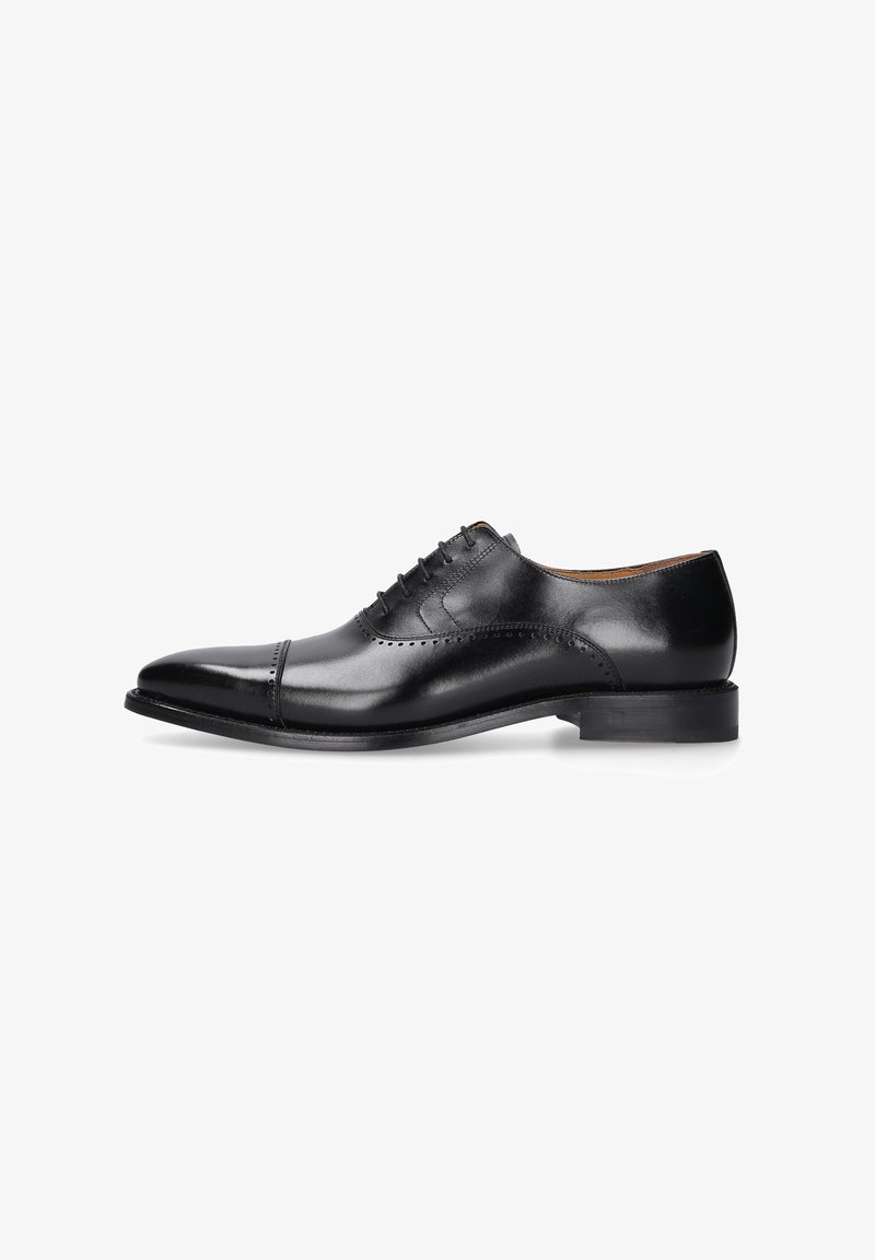 Zwarte leren dress shoe met een ronde neus, vetersluiting, decoratieve perforaties en een lage hak. Gladde afwerking met minimale details.