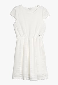 Vit klänning med korta ärmar i texturerat mönster, med ihopsamlad midja och utsvängd kjol. Har rund halsringning och subtil detalj med varumärkesetikett.
