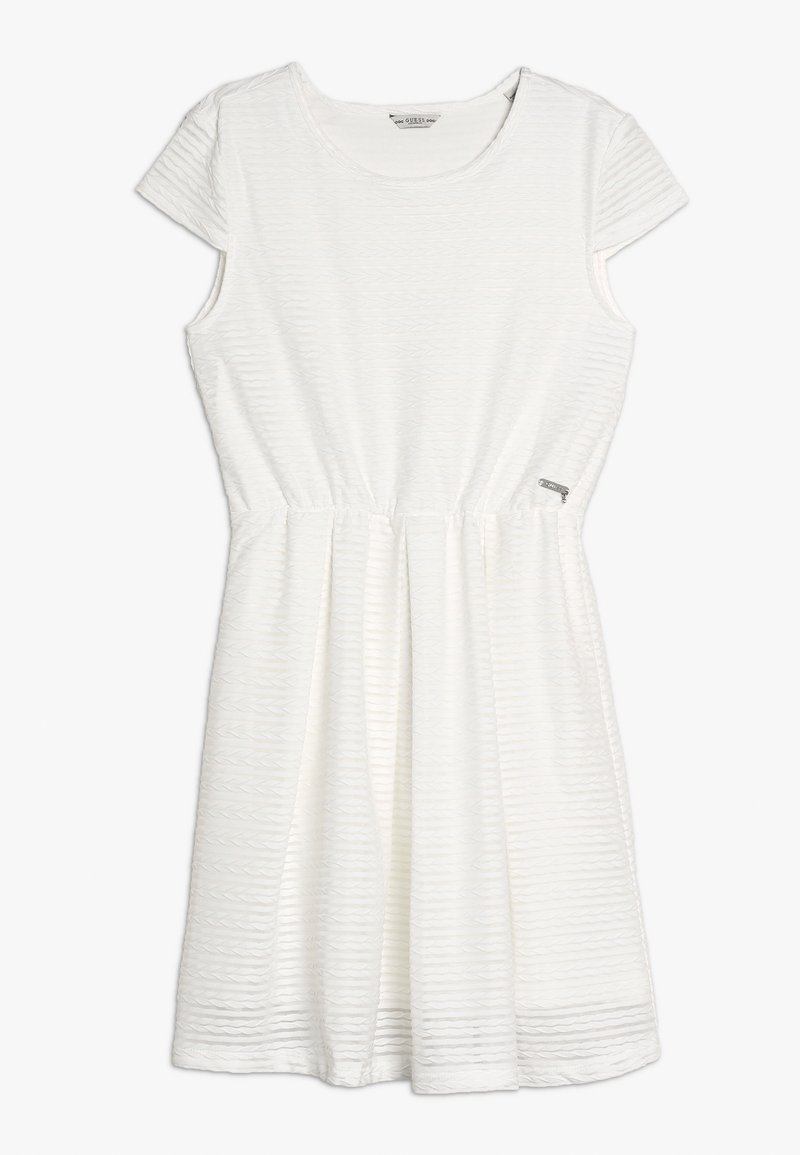 Vit klänning med korta ärmar i texturerat mönster, med ihopsamlad midja och utsvängd kjol. Har rund halsringning och subtil detalj med varumärkesetikett.