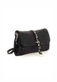 Clutch bag in pelle nera con superficie testurizzata, dotata di una tracolla decorativa adornata con dettagli metallici e una chiusura argentata.
