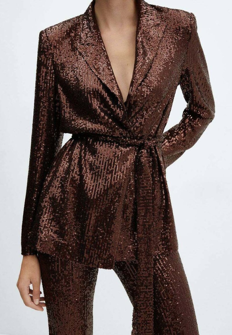 Blazer marrone con paillettes, scollatura a V, maniche lunghe e vita regolabile con cintura. Il tessuto presenta una texture lucida e riflettente e una vestibilità sartoriale.