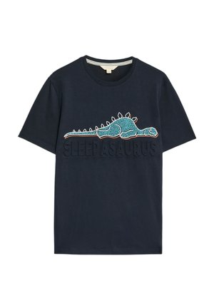 T-shirt en coton bleu marine à manches courtes, avec un graphisme de dinosaure coloré et le mot "SLEEPSAURUS" embossé en dessous.