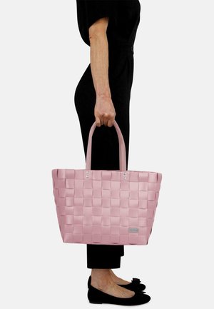 Gewebte pinkfarbene Tragetasche mit zwei stabilen Griffen, ausgestattet mit metallischen Akzenten und einer strukturierten Ober surface. Ideal für den täglichen Gebrauch und lässige Ausflüge.