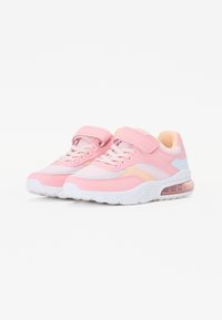 Sapatos atléticos cor-de-rosa com materiais em malha e sintéticos, apresentam uma fita de fecho em gancho, sola branca e detalhes em salto translúcido.
