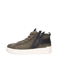 Sneaker alta verde in suede con dettagli in pelle nera, punta rotonda, suola in gomma bianca, cerniera laterale nera e lacci marroni.