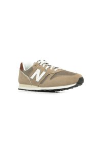 Zapatillas de ante y malla color topo con logo blanco, suela de goma negra y cordones blancos. Presenta una lengüeta acolchada y sutiles acentos marrones.