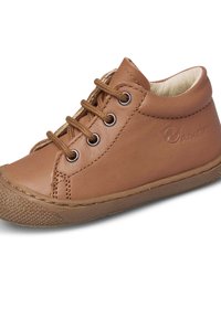 Hnědá kožená vysoká obuv s kulatou špičkou, šněrováním, gumovou podrážkou a texturovanou špičkou. Jemné logo na vnější straně.