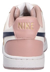 Baskets en cuir blanc avec des accents roses et marins. Dotées d'un col rembourré, d'un logo "NIKE" doré au niveau du talon et d'une semelle en caoutchouc texturée.