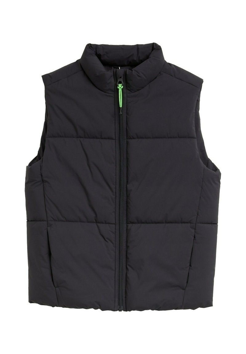 Zwarte puffer vest met een hoge kraag, voorrits met een groene trekker en zijzakken; heeft een gestikte stof en een gladde textuur.