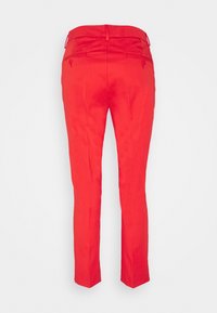 Pantalon rouge cintré avec passants de ceinture, deux poches arrière à boutons, et une coupe droite, présenté sur un fond blanc.
