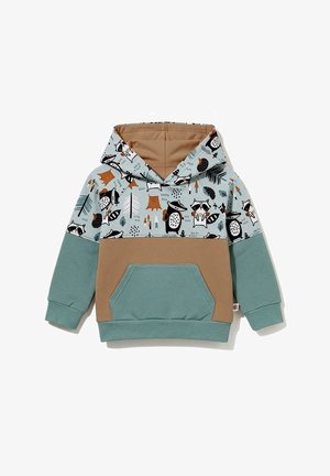 Dziecięca bluza z kapturem w zielono-brązowe wzory z leśnymi zwierzętami, w tym szopami i drzewami, z przednią kieszenią typu kangur.