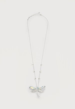 Collier en chaîne argentée avec pendentif en forme de libellule en cristal irisé et petits cristaux attachés le long de la chaîne.