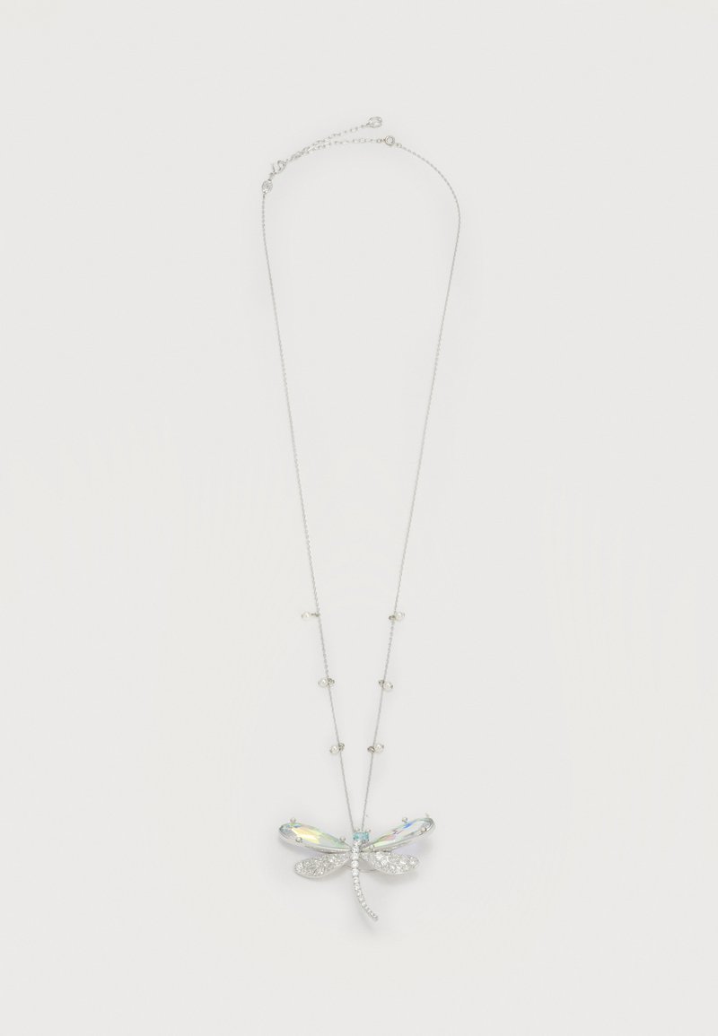 Collier en chaîne argentée avec pendentif en forme de libellule en cristal irisé et petits cristaux attachés le long de la chaîne.