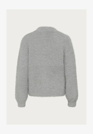 Pelēks pūkains džemperis ar apkakles dekoltē, garām piedurknēm un faktūras apdari. Aizmugure ir viendabīga, bez redzamām aizdaru vai rakstu detaļām.