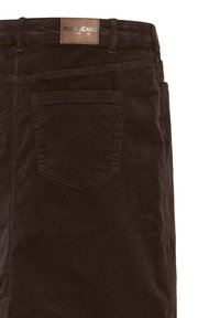 Pantalon en velours côtelé marron foncé montrant une poche arrière et un patch en cuir marron marqué Pulz Jeans sur la ceinture.