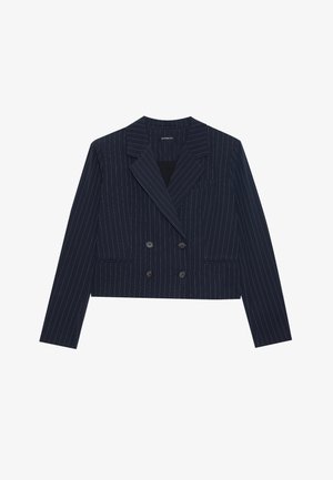 Blazer azul marino corto de doble botonadura con rayas blancas, solapas de muesca y bolsillos frontales, exhibido sobre fondo blanco.