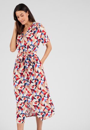 Knopjesjurk met een geometrisch patroon in rood, blauw en beige. Korte mouwen, tailleband en zijzakken. Gladde stoftextuur.