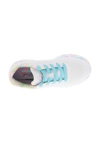 Sneaker bianco con tomaia perforata, lacci azzurri chiari e suola con motivo multicolor. Presenta una soletta imbottita con dettagli del marchio.