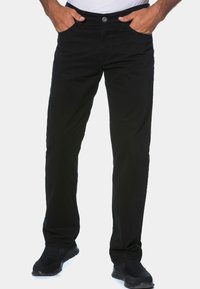 Schwarze gerade geschnittene Hosen aus Baumwollstoff mit einem vorderen Knopfverschluss, zwei vorderen Taschen und einer glatten Struktur.