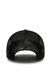 Schwarz baseball cap mit Netzrücken, flacher Krempe, verstellbarem Snap-Verschluss, strukturiertem Obermaterial und rundem Knopf oben.