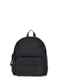 Zaino nero in nylon di forma rotonda. Presenta una tasca frontale, cerniere, dettagli con logo e una maniglia superiore per il trasporto.
