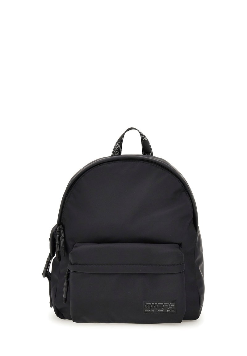 Zaino nero in nylon di forma rotonda. Presenta una tasca frontale, cerniere, dettagli con logo e una maniglia superiore per il trasporto.