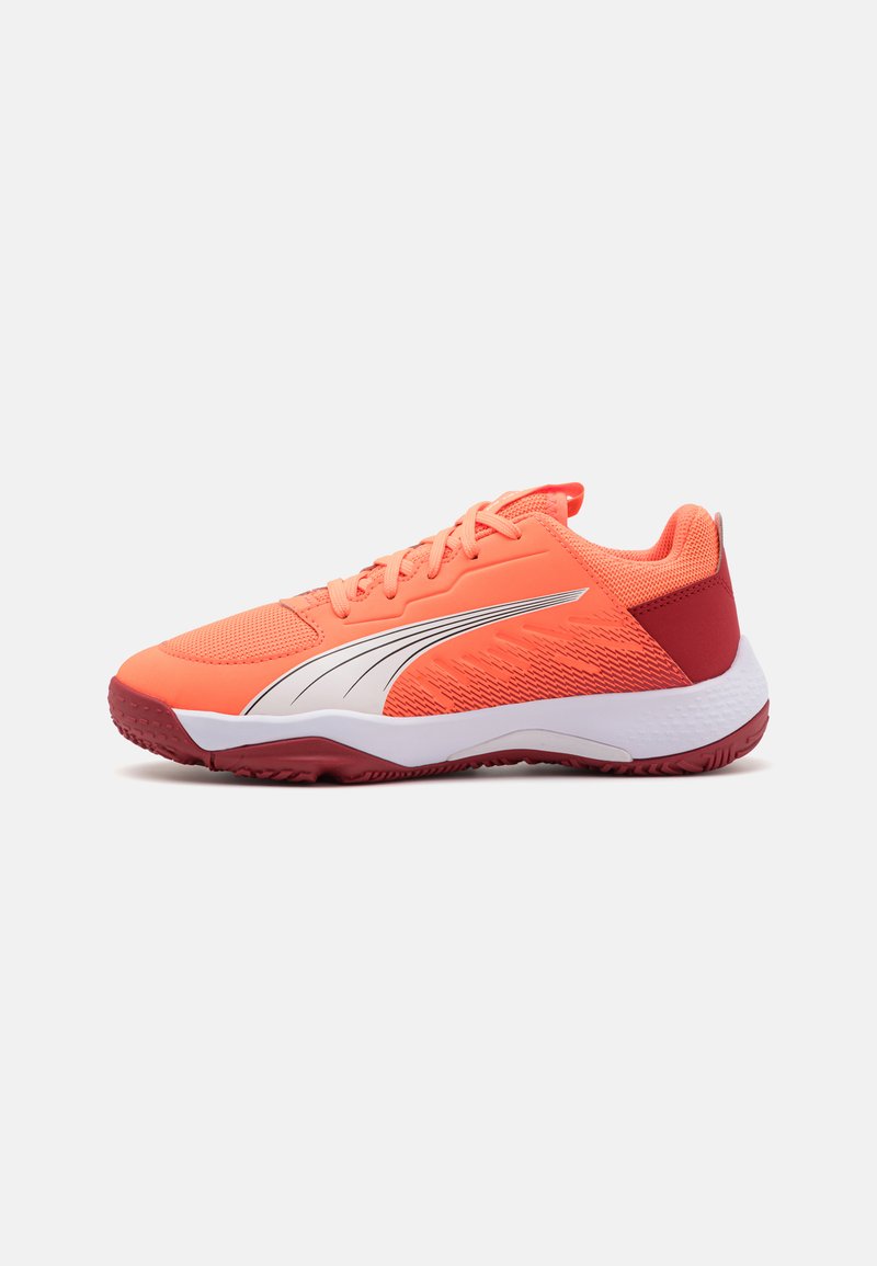 Bottines de sport en corail vif avec une surface texturée. Présente une semelle intermédiaire blanche, des accents rouges et une semelle en caoutchouc à motifs. Conception à lacets.