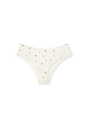 Culotte bikini blanche à bordure en dentelle avec une texture côtelée, présentant un motif de cœurs rouges sur toute la surface. Coupe classique avec des bords festonnés.