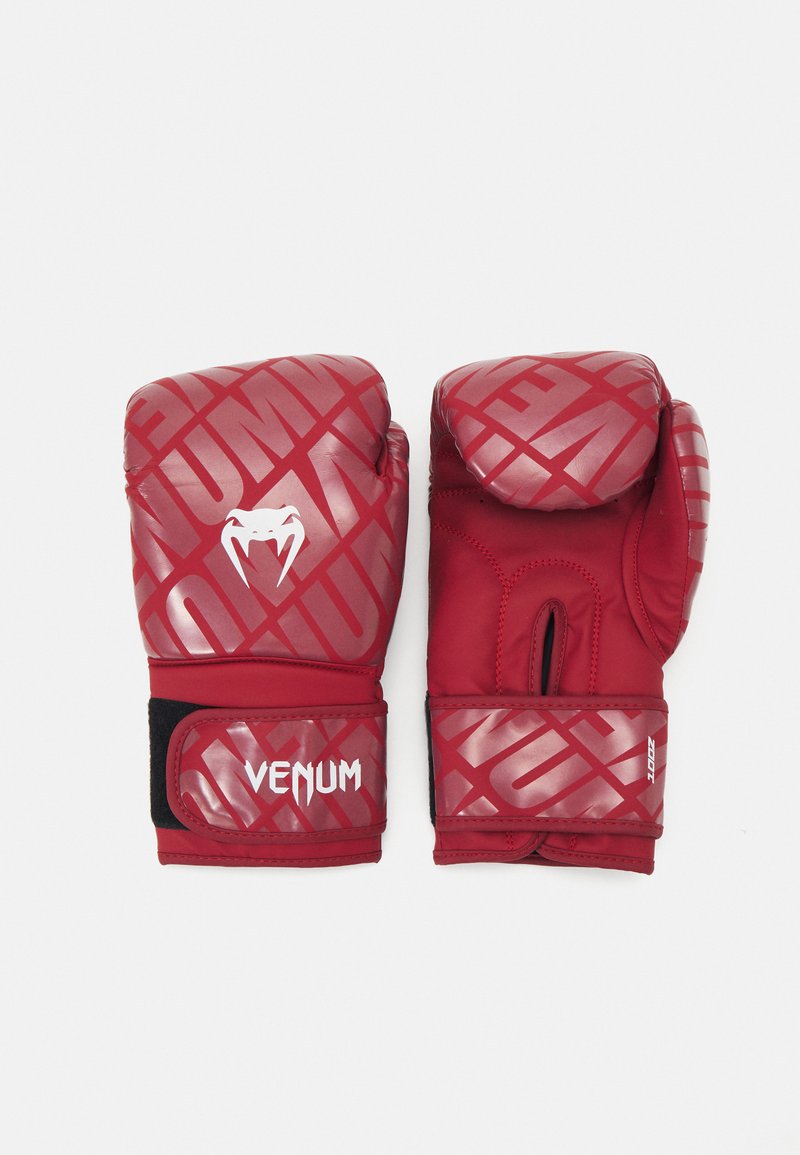 Crvene bokserske rukavice izrađene od sintetičkog materijala s podstavljenim dizajnom, s utisnutim logotipom "Venum" i podesivim Velcro remenom.