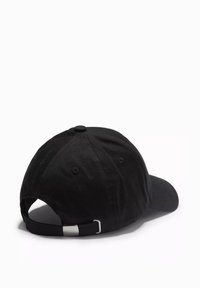 Schwarze Baumwoll-Baseballmütze mit gebogenem Schirm, verstellbarem Riemen auf der Rückseite und rundem Knopf oben. Verfügt über dezente Steppnähte.