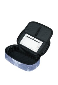 Custodia per matite in tessuto blu e grigio con motivo a luna, chiusura con zip e interno nero con logo NASA e portapenne elastici.