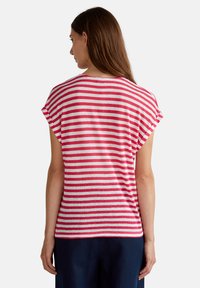 Camiseta de rayas con mangas anchas, con rayas horizontales alternas en rojo y gris. Tela suave, corte holgado y cuello redondo.