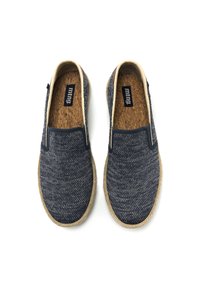 Scarpe slip-on in tessuto intrecciato blu scuro con una finitura testurizzata. Presentano solette in sughero naturale e una suola simile alla juta per una maggiore aderenza.