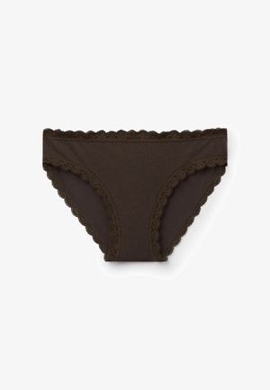 Bruine katoenen shorts met scalloped kantafwerking langs de taille en beenopeningen. Zachte textuur met een klassiek snitontwerp.