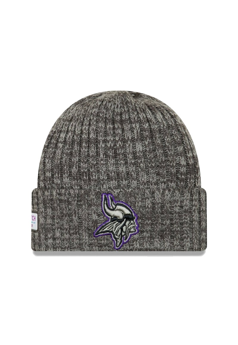 Bonnet en tricot gris avec une texture côtelée et un revers replié. Présente un logo de Viking brodé en noir et violet sur le devant.