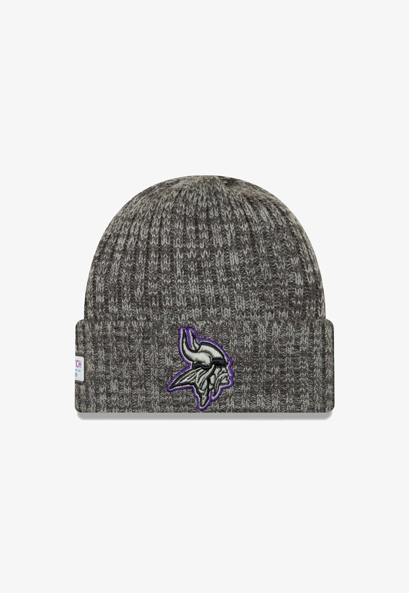 Bonnet en tricot gris avec une texture côtelée et un revers replié. Présente un logo de Viking brodé en noir et violet sur le devant.