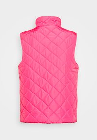 Colete acolchoado rosa com gola alta e sem mangas. Apresenta um padrão de diamante ao longo do tecido e uma textura suave e brilhante.