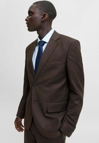 Brauner maßgeschneiderter Anzugjacke aus glattem Stoff, mit einem Knopfverschluss, Reverskragen und einer seitlichen Tasche mit sleekem Design.