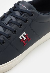Tommy Hilfiger CORE VARSITY MONOGRAM - Sneakers - desert sky